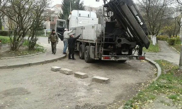 Лучани самостійно встановлюють обмежувачі руху на місці демонтованих (фото)