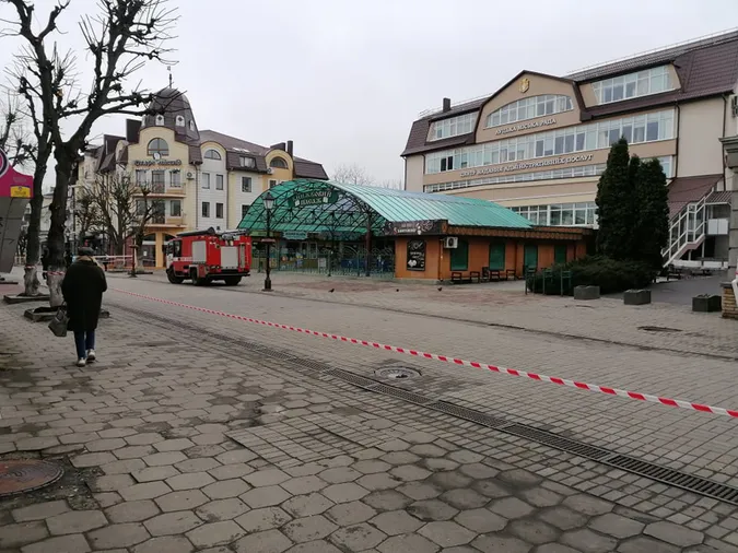 Біля ЦНАПу в Луцьку – поліція і рятувальники: говорять про замінування (фото, оновлено)