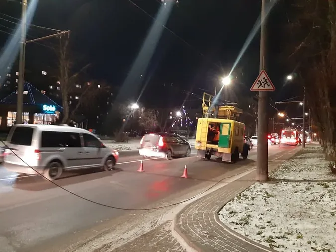 Тролейбуси стоять: у Луцьку на Молоді – обрив контактної мережі (фото)