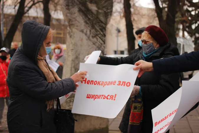 Луцькі зоозахисники пікетували управління поліції: що вимагали (фото)