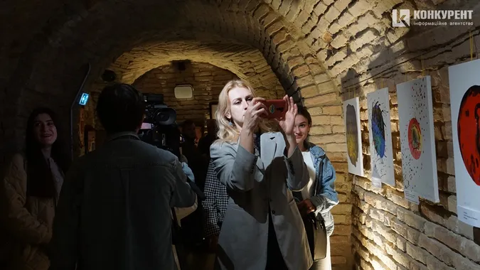 Біль та сила: у луцькому підземеллі показали картини і фото ветеранів (фоторепортаж)