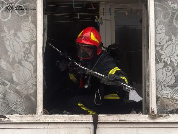 Зайнялася квартира, заповнена сміттям: у Франківську в пожежі загинули мати і син (фото)