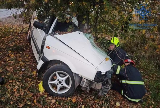Під Луцьком Volkswagen налетів на дерево – водій у лікарні (фото, відео)