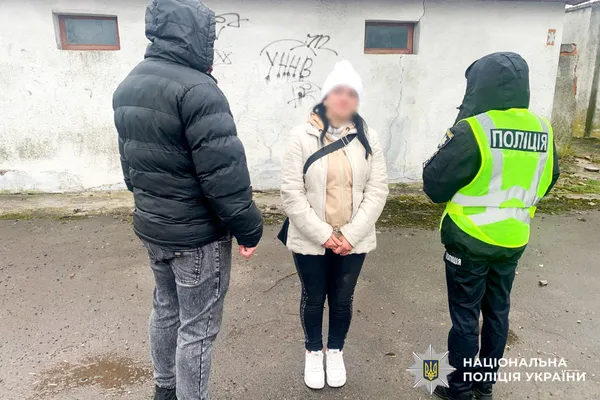 Збувала наркотики посеред білого дня: на Рівненщині затримали жінку з канабісом (фото)