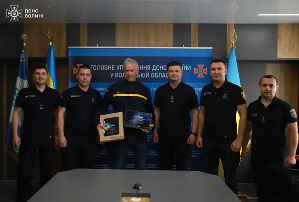 Волонтер із Швейцарії передав луцьким рятувальникам пожежну автоцистерну (фото)