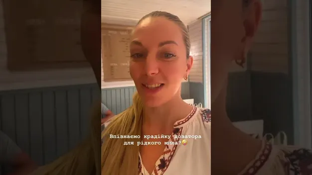 У відомій луцькій кав'ярні обікрали вбиральню: просять упізнати зловмисницю (відео)