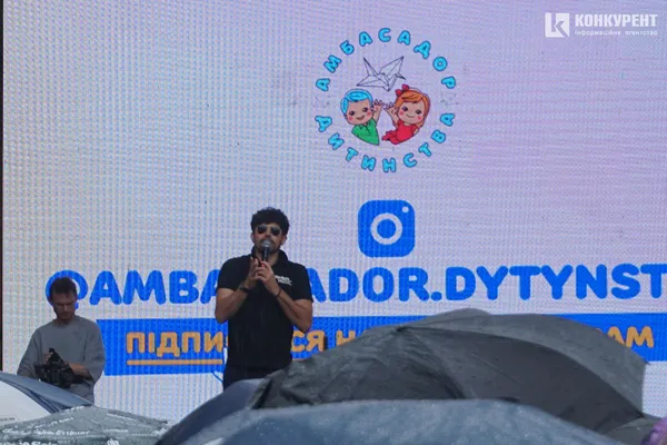 Мокрі і щасливі: у Луцькому замку – дитячий фестиваль під зливою (фото, відео)