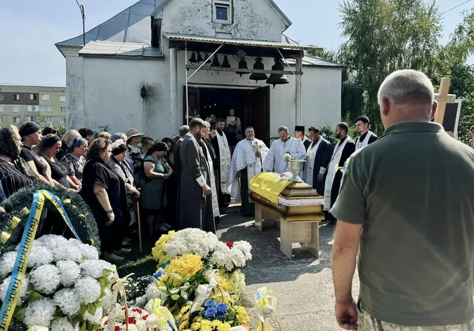 У Нововолинську попрощалися з воїном Миколою Селещуком (фото)
