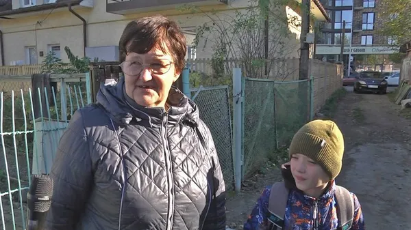Лучани скаржаться на сім'ю пенсіонерів, які розвели кіз, щурів та безлад на своєму господарстві (відео)