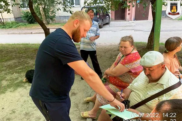 На автостанції у Луцьку муніципали виявили «точку» торгівлі сурогатом (фото)