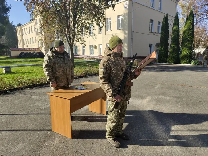 І контрактники, і мобілізовані: у Луцьку прикордонники склали присягу (фото)