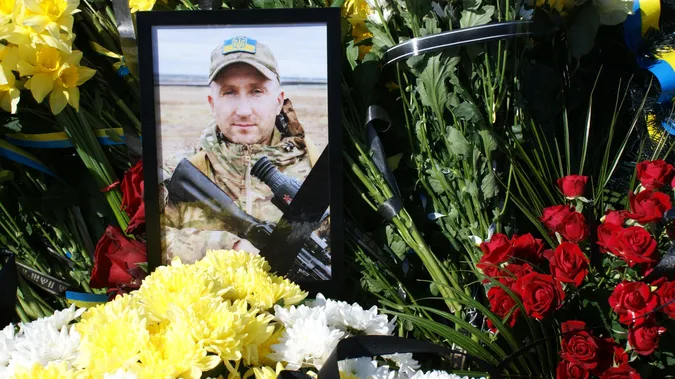 До останнього подиху – за Україну: Рожищенська громада попрощалася з Героєм Сергієм Мандзюком (фото)