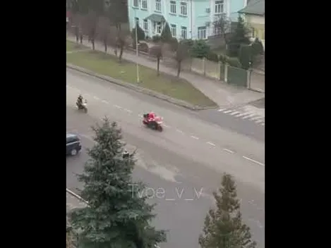 На байку та з ескортом: волинським містом проїхався нетиповий Миколай (відео)