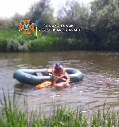 У Луцьку рятувальники витягнули зі Стиру двох людей (фото, відео)