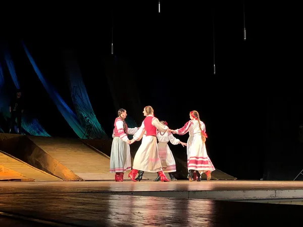 Драматичні канікули: луцькі пенсіонери безкоштовно відвідали закриття 79-го театрального сезону (фото)
