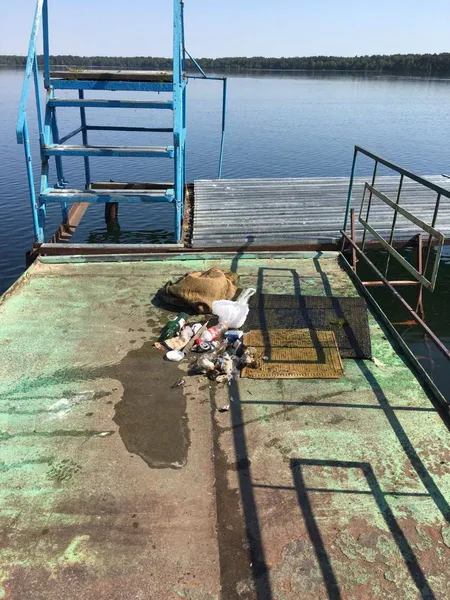 Залізяки, бите скло і пластик: що «зловили» у водоймах Волині (фото)