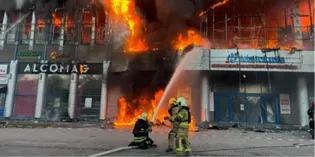 росія вдарила по Дніпру: знищено ТРЦ, є поранені (фото)