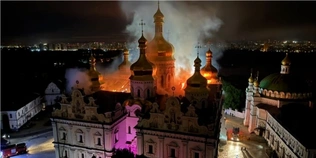 Росіяни атакували Києво-Печерську лавру – палає Успенський собор (фото, відео)