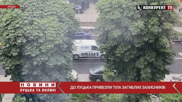 Луцьк плаче: до міста привезли тіла загиблих Героїв (відео)
