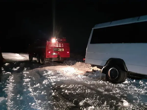 У Нововолинську рятувальники визволяли маршрутку із замету (фото)