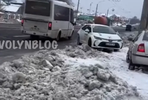 Під Луцьком бус на швидкості влетів у навчальне авто (фото)