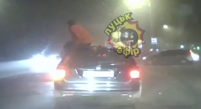 У Луцьку чоловік їхав на даху авто (відео)