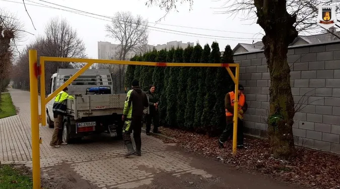 Муніципали позрізали шлагбауми у селах під Луцьком (фото)