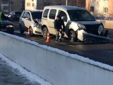 У Луцьку на шляхопроводі сталася подвійна ДТП (фото)