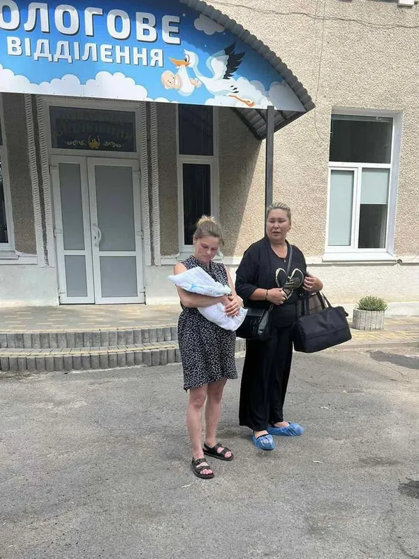 Щемко до сліз: на Волині військові зустріли з пологового дружину свого загиблого побратима (відео)