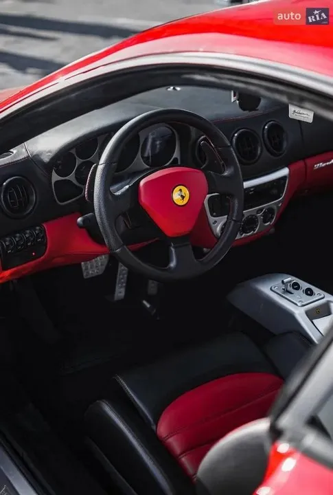 Найдоступніший в Україні: у Луцьку продають раритетний суперкар Ferrari Spider (фото)