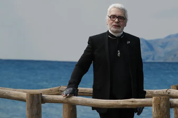 Помер модельєр та креативний директор Chanel Карл Лагерфельд