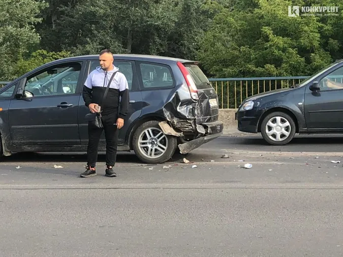 На виїзді з Луцька на мосту зіткнулись Fiat і Ford (фото)