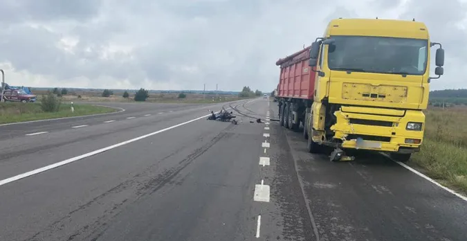 Помер від травм у «швидкій»: на Волині мопедист потрапив під колеса фури (фото, відео)