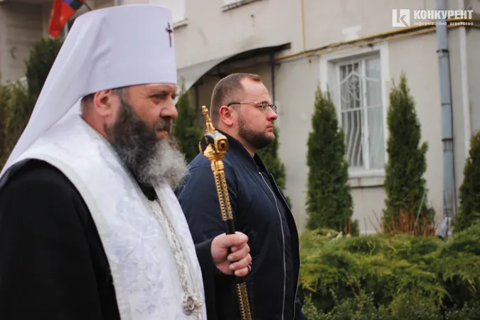 У Луцьку на колінах попрощалися зі ще одним загиблим Героєм (фото)