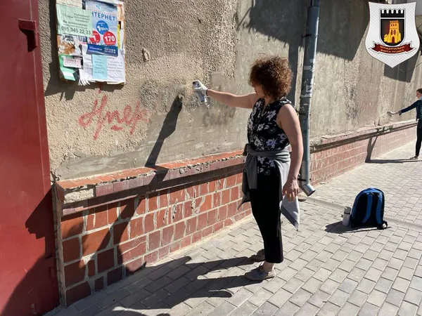 У Луцьку зафарбовували адреси сайтів та телеграм-каналів з рекламою наркотиків (фото)
