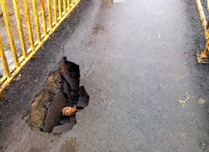 У Луцьку на вулиці Шевченка провалюється міст (фото)