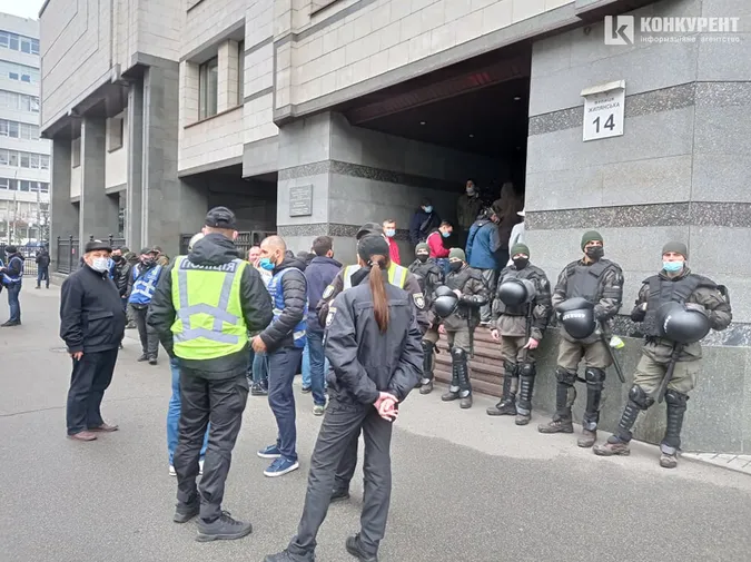 Дим та шини: очевидець розповів, що відбувається під Конституційним Судом у Києві (фото,відео)