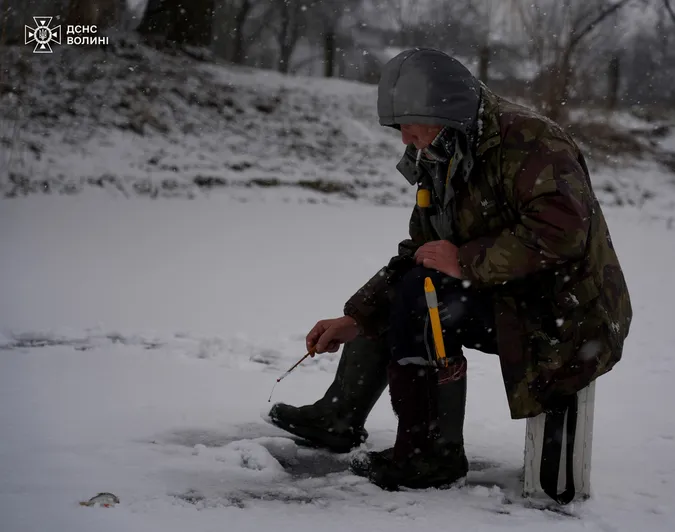 У Луцьку до рибалок на Теремнівських ставках завітали водолази (фото)