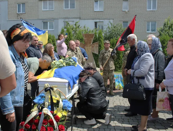У Луцькому районі попрощалися із 22-річним бійцем Романом Карпюком (фото)