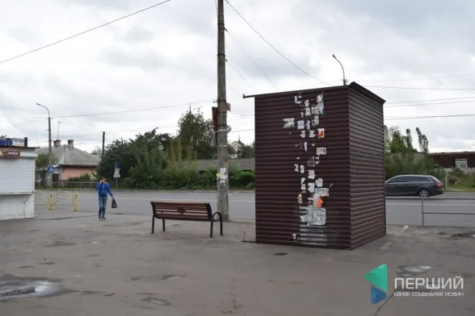 Зупинку, яку знесло в Луцьку вітром, знесуть навіки