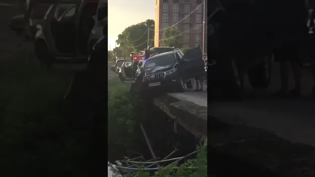 У Камені-Каширському авто знесло огорожу мосту і повисло над річкою (відео)