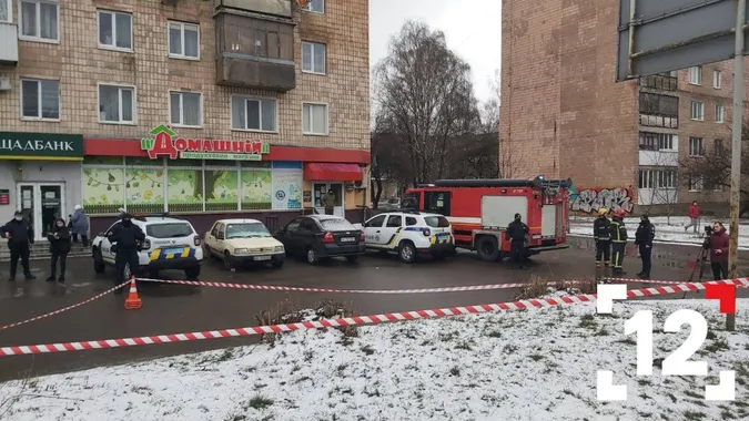 Іржавий хвостовик: у Луцьку на пеньку знайшли частину міни (фото, відео)