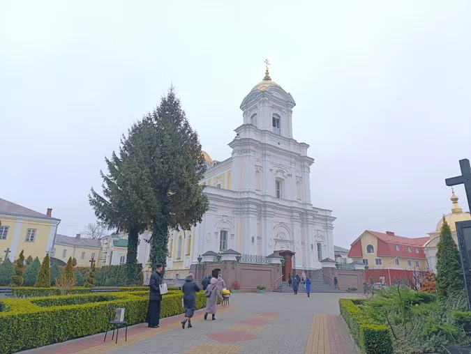Молитви і колядки: у луцькому соборі Святої Трійці провели різдвяну службу (фото)