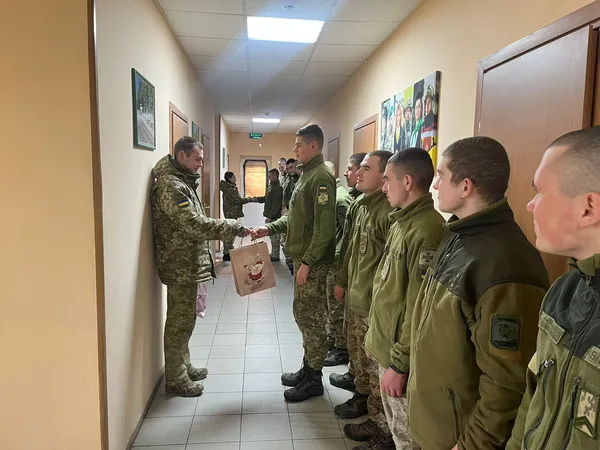 На Волині кращих прикордонників-строковиків нагородили цукерками (фото)
