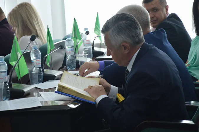 Гучне затримання на хабарі та антиолігархи: репортаж із сесії Луцькради (Фото)
