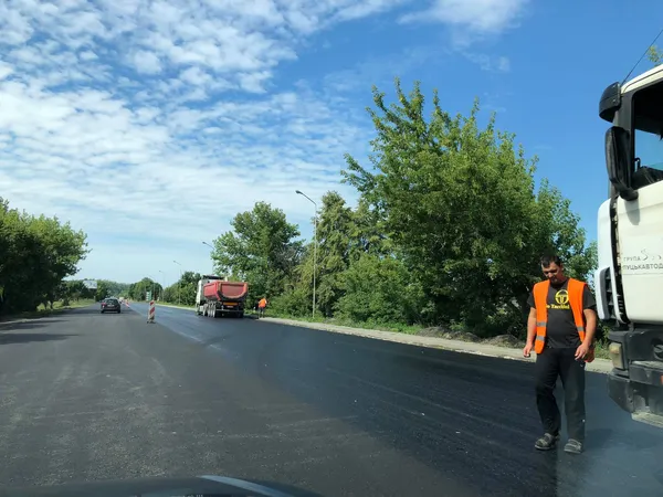 Робота кипить: як ремонтують об'їзну на Рованці (фото)