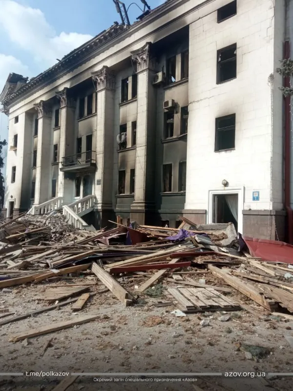 Люди не можуть почати розбирати завали драмтеатру в Маріуполі через обстріл рф