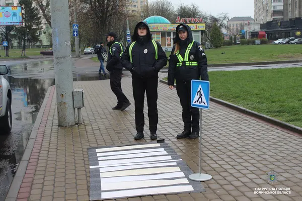 Патрульні навчали лучан правильно переходити дорогу (фото)