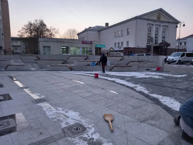 Біля нового луцького фонтану у грудні латали шви (фото)