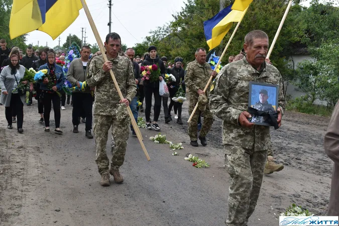 Залишилась донечка: на Волині прощалися з воїном Василем Гайченею (фото)